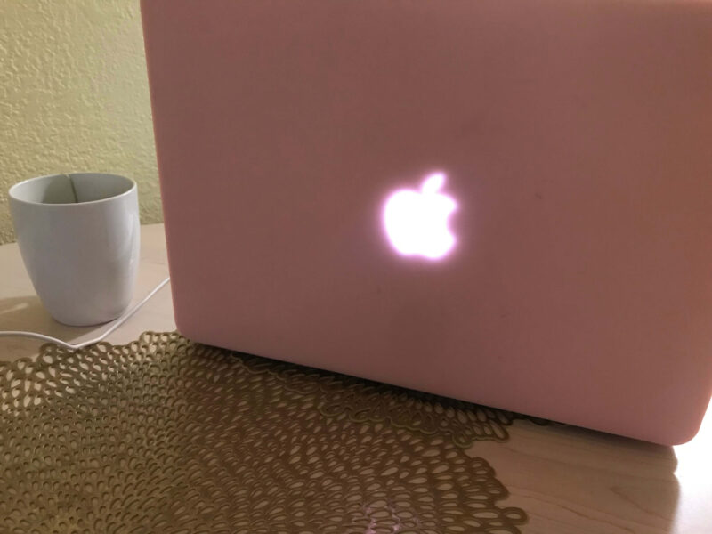 MacBookをケースで好きな色にカスタマイズ
